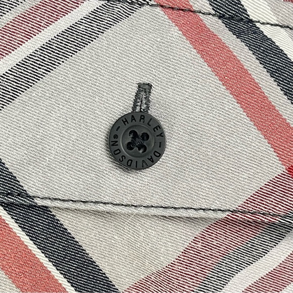 Harley Davidson Men's XL Gray & Red Plaid Short Sleeve Button Down, Embroidered - Picture 6 of 9